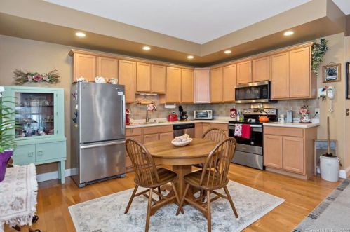 2 Harbor View Ln, Norwich, CT 06360-5032