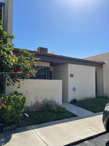 9930 10th St, Hollywood, FL 33024-4305