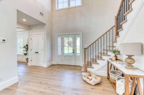 2 Hedge Ln, Westbury NY  11590-6523 exterior