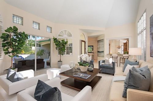 8201 Via Vecchia, Naples, FL 34108-7701