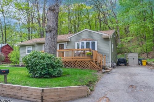 9 Dudley St, West Milford Lakes, NJ 07480-4322