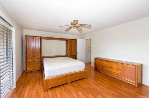 20056 Avenue Of The Oaks, Santa Clarita CA  91321-1361 exterior