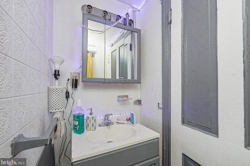 18 Roosevelt St, West Deptford NJ  08066-1028 exterior