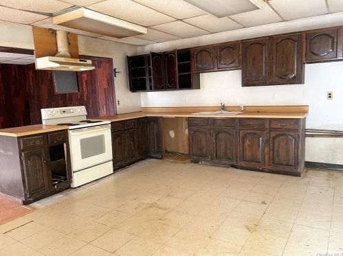 15 Chestnut Ridge Rd, Mahopac NY  10541-3320 exterior