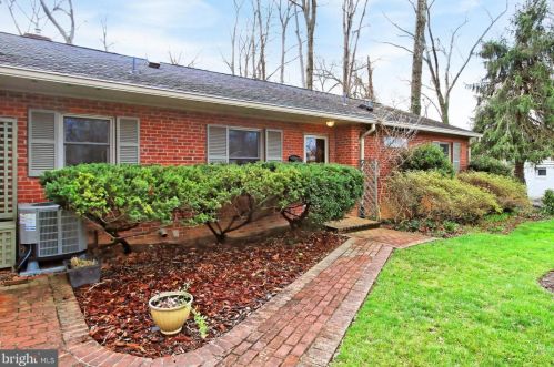 3535 Devon Dr, Falls Church, VA 22042-4027