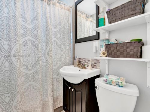 6930 12th St, Hollywood FL  33023-2002 exterior