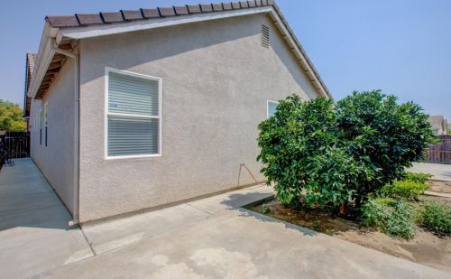 1429 Emerald Dr, Livingston CA  95334-9490 exterior