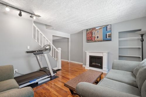 1926 Larkins Way, Pittsburgh, PA 15203-2011