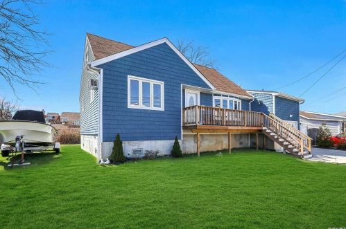 815 Surf St, North Lindenhurst, NY 11757-6239