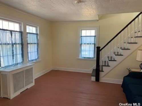 151 Stratford Ave, Williston Park, NY 11596-1341