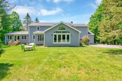 34 Bull Frog Ln, Bridgeport, CT 06611-1502