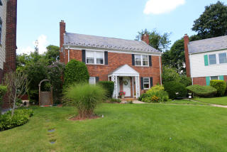 27 Bayview Ct, North Hills, NY 11030-2202