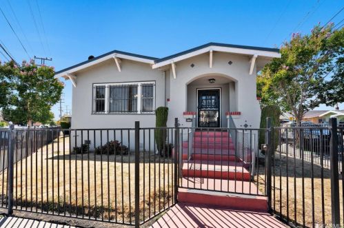 5491 Cole St, Oakland, CA 94601-5830