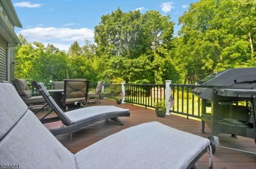 12 Stacey Ct, Sparta NJ  07871-1000 exterior