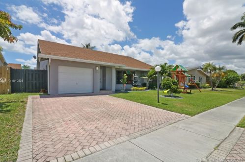 270 7th St, Dania Beach, FL 33004-4402