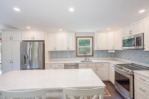 12 Happy Ave, Derry NH  03038-5419 exterior