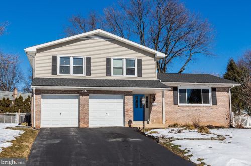 327 Ashford Dr, Lancaster PA 17601-3535 exterior