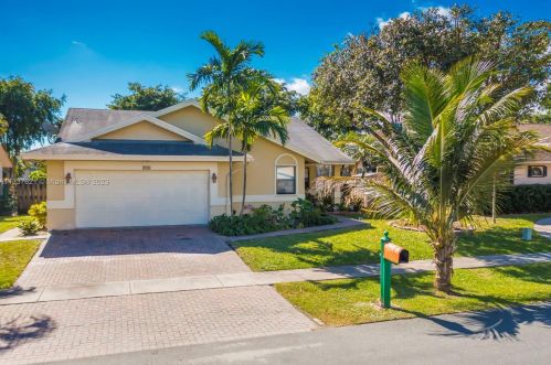 216 9th St, Dania Beach FL  33004-4439 exterior