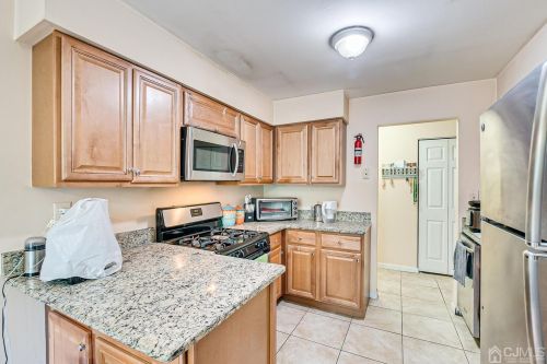1511 Green Hollow Dr, Iselin NJ  08830-2946 exterior