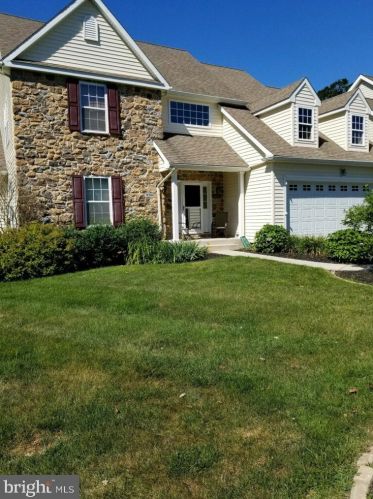 111 Pemberton Valley Dr, Kennett Sq, PA 19348-2203