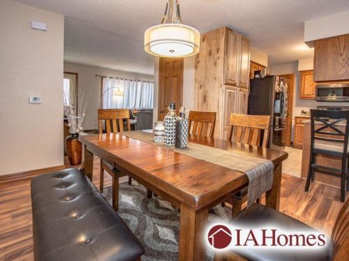 1051 Eisenhower Rd, Hiawatha, IA 52233-1927