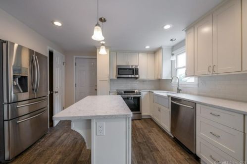 2 Valley Brook Ln, North Haven CT  06473-2638 exterior