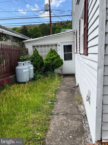 416 Middle St, Ashland PA 17921-1920 exterior