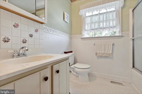 1186 Horseshoe Dr, Blue Bell PA  19422-1948 exterior