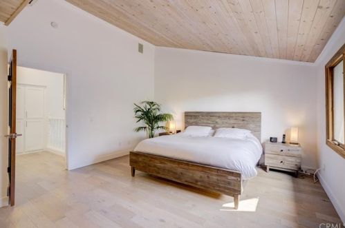 22540 Jameson Dr, Calabasas CA 91302-5857 exterior