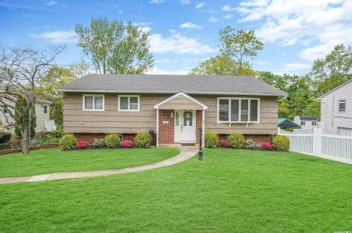 21 Manchester Dr, Bethpage NY  11714-3203 exterior