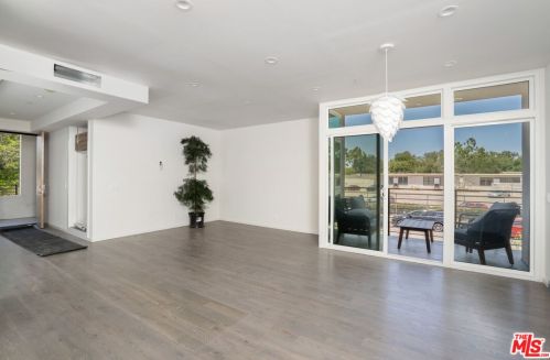 14754 Gilmore St, Van Nuys CA 91411-1520 exterior