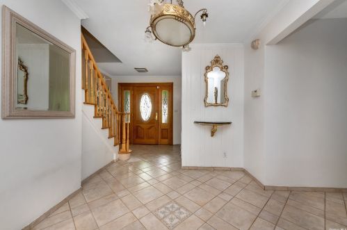 3 Shadow Ln, Great Neck, NY 11021-2510
