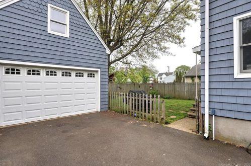 17 Gunn St, Milford, CT 06460-2509