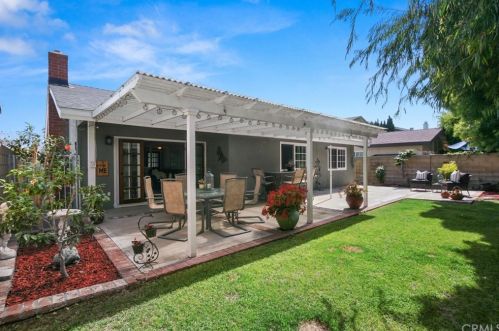 4865 Hazelnut Ave, Seal Beach CA  90740-3018 exterior