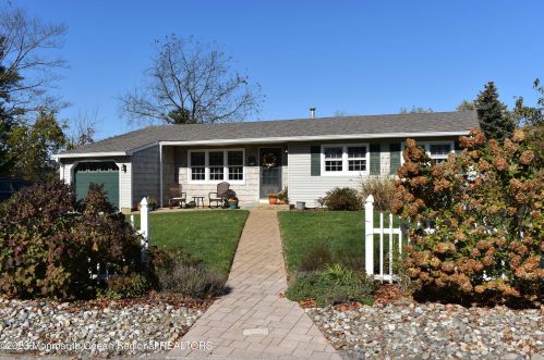 554 Charles Dr, Bricktown, NJ 08723-4008