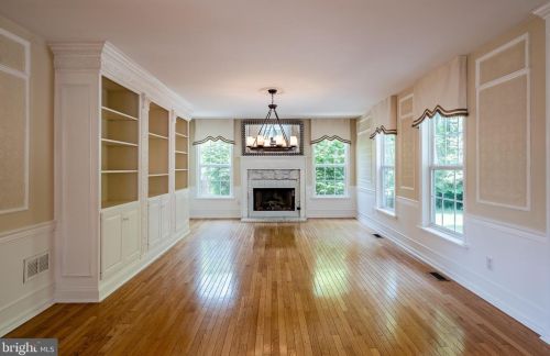 1042 Charter Oaks Dr, Lansdale PA exterior