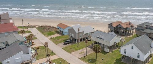 12439 Ventura Dr, Galveston, TX 77554-9735
