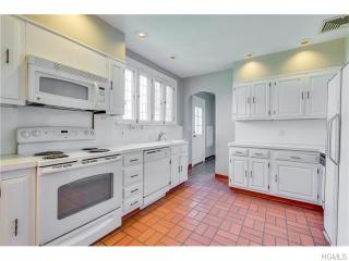 35 Broadfield Rd, New Rochelle NY  10804-2101 exterior
