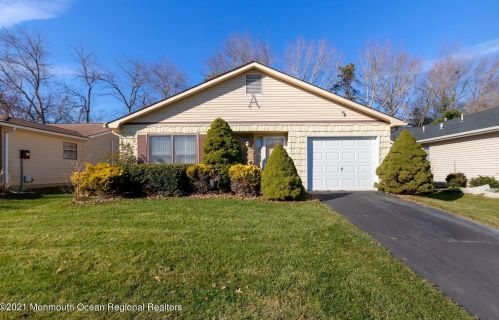11 Dartmoor Rd, Bricktown, NJ 08724-2058