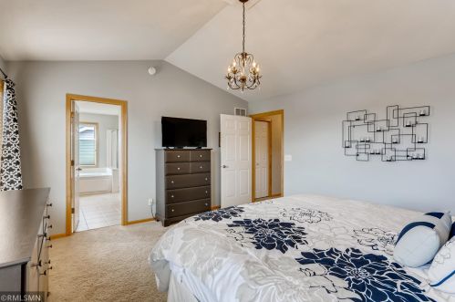 1136 Kerber Pass, Chaska MN 55318-5402 exterior