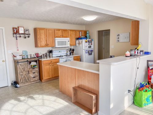 115 Springhouse Dr, Englewood OH  45322-8795 exterior