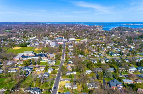 4 Laurel Dr, Little Silver NJ 07739-1416 exterior