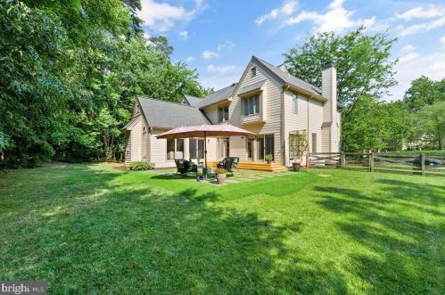 9106 Meadowcreek Ln, Lorton VA  22079-3238 exterior