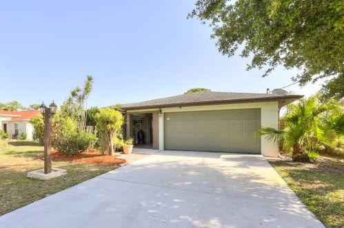 178 Essex Dr, Fort Pierce, FL 34946-1229