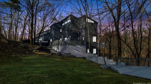 32 Blackberry Dr, Stamford, CT 06903-1205