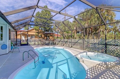 1430 13th St, Naples, FL 34117-5203