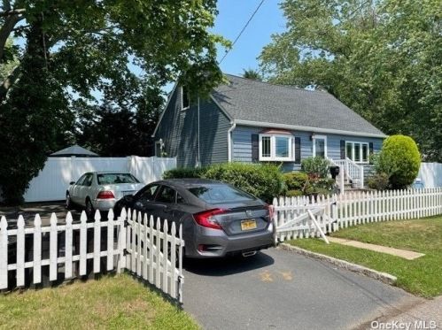 306 46th St, North Lindenhurst, NY 11757-1917