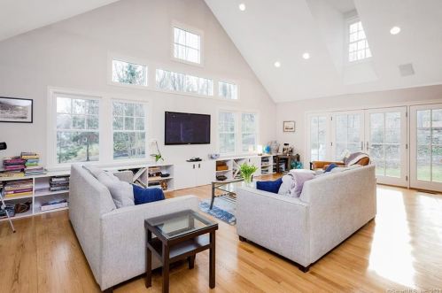 534 Valley Rd, New Canaan, CT 06840-3819