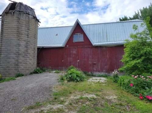 7227 Donges Bay Rd, Thiensville, WI 53092-4449