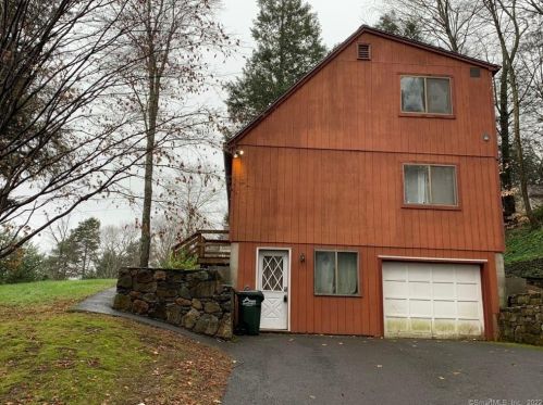 72 Engleside Ter, Sandy Hook CT  06482-1229 exterior